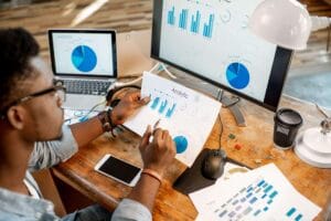 man working with analytics at the office 2023 11 27 05 05 10 FECTUSN